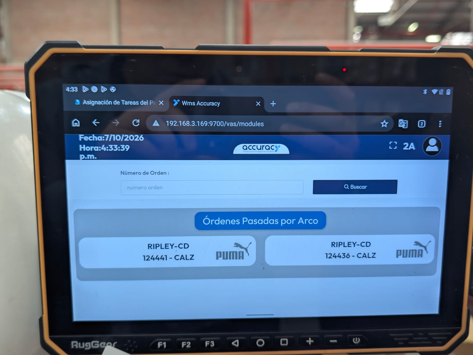 Tablet con órdenes identificadas para el proceso VAS