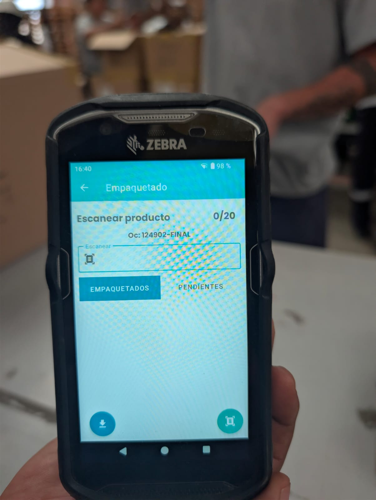 Terminal Zebra al inicio del escaneo de productos para empaque